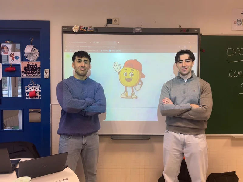 Equipo ADAMIS en un aula del Colegio &Aacute;baco.