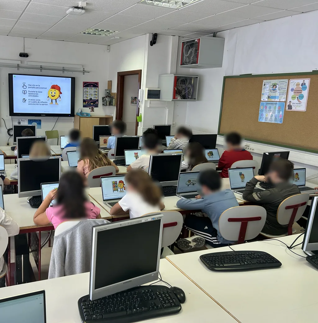 Alumnado participando en una sesi&oacute;n de ADAMIS en el CEIP Pedro Antonio de Alarc&oacute;n.