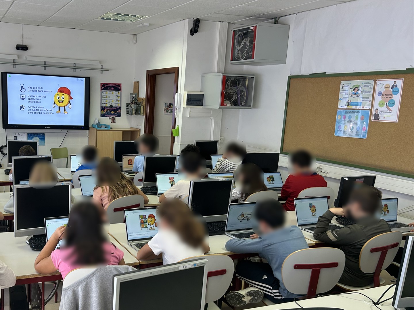 Alumnado de Primaria participando en una sesi&oacute;n real de ADAMIS en el aula